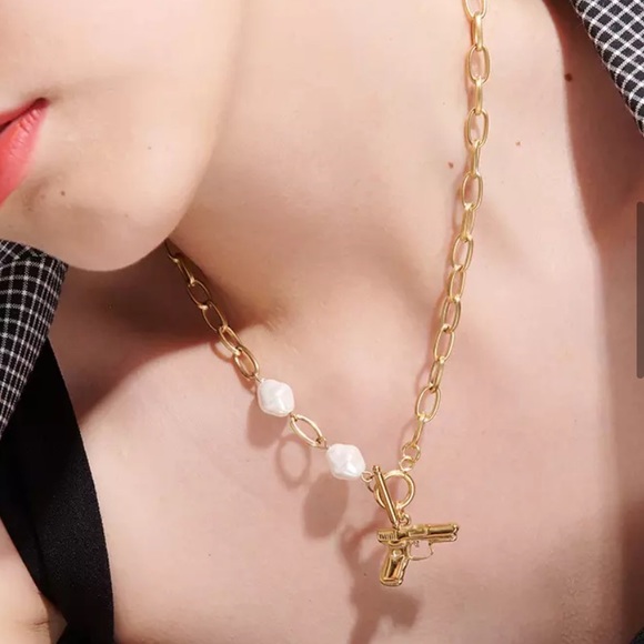 Jewelry - 💛18K Gold plated Pearl gun necklace